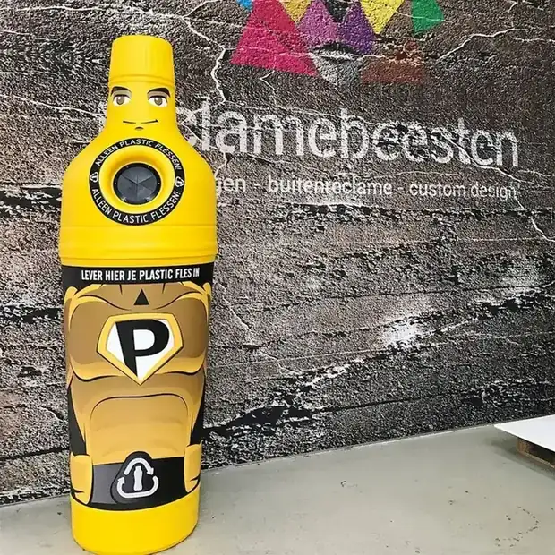 Pfandbehälter mit Standardfolierung am Rand eines Sportplatzes
